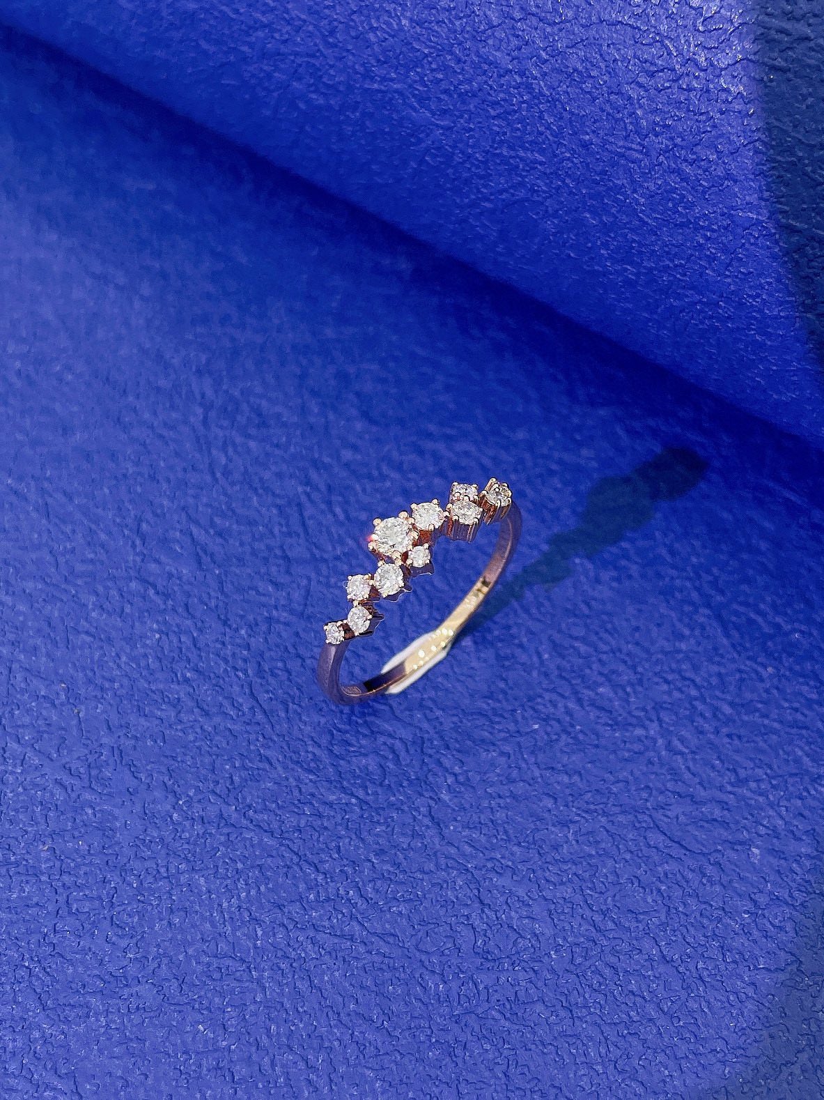 18K Cultured Starry Sky Diamond Ring - A Mesmerizing Jewelry Piece - 图片 3