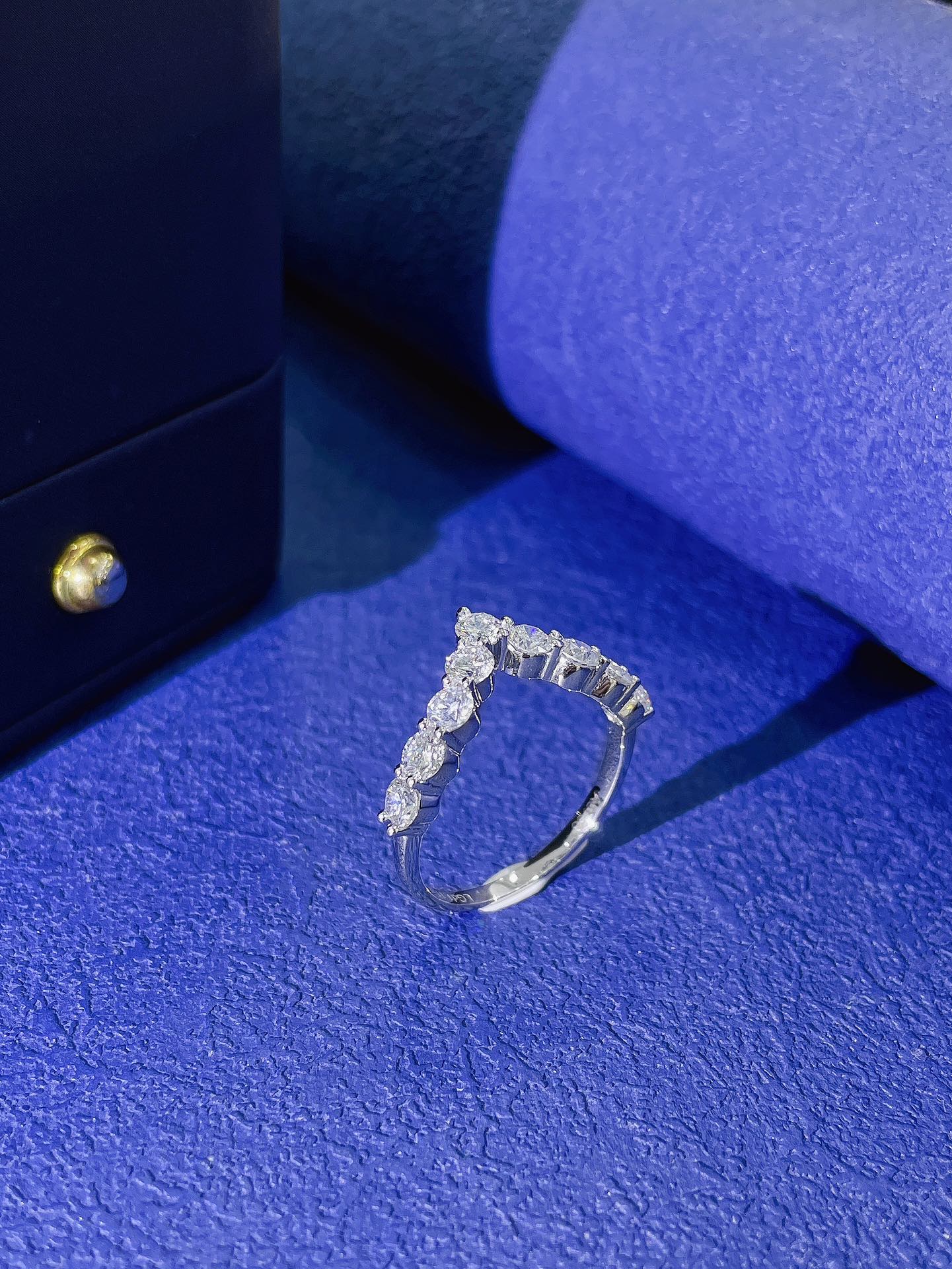 18K Cultured Diamond Round V-Shaped Ring - A Luxurious Jewelry Choice - 图片 3