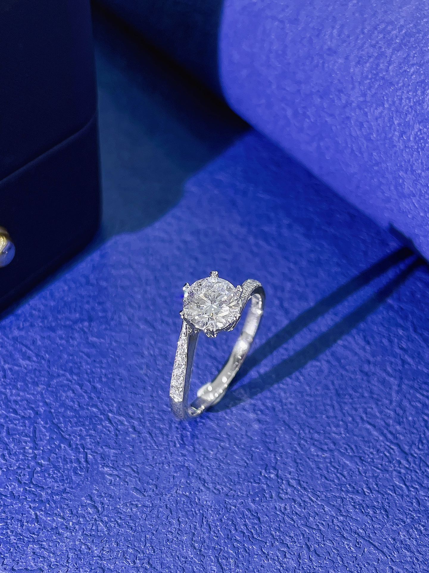 18K Cultured Round Diamond Six-Prong Twisted Arm Ring - Premium Jewelry - 图片 3