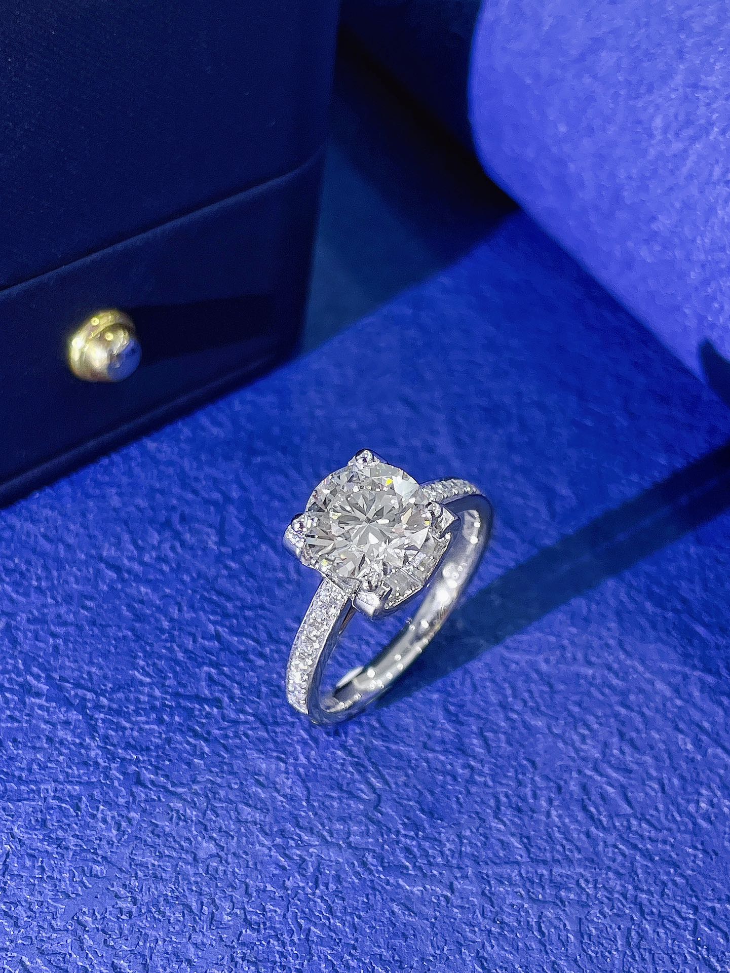 18K Cultured Round Diamond Bullhead Straight Arm Ring - Luxury Jewelry - 图片 3