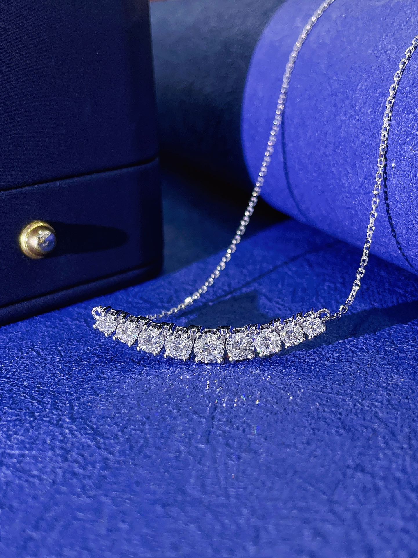 18K Cultured Diamond Nine-Stone Smile Necklace – Elegant Jewelry Piece - 图片 3