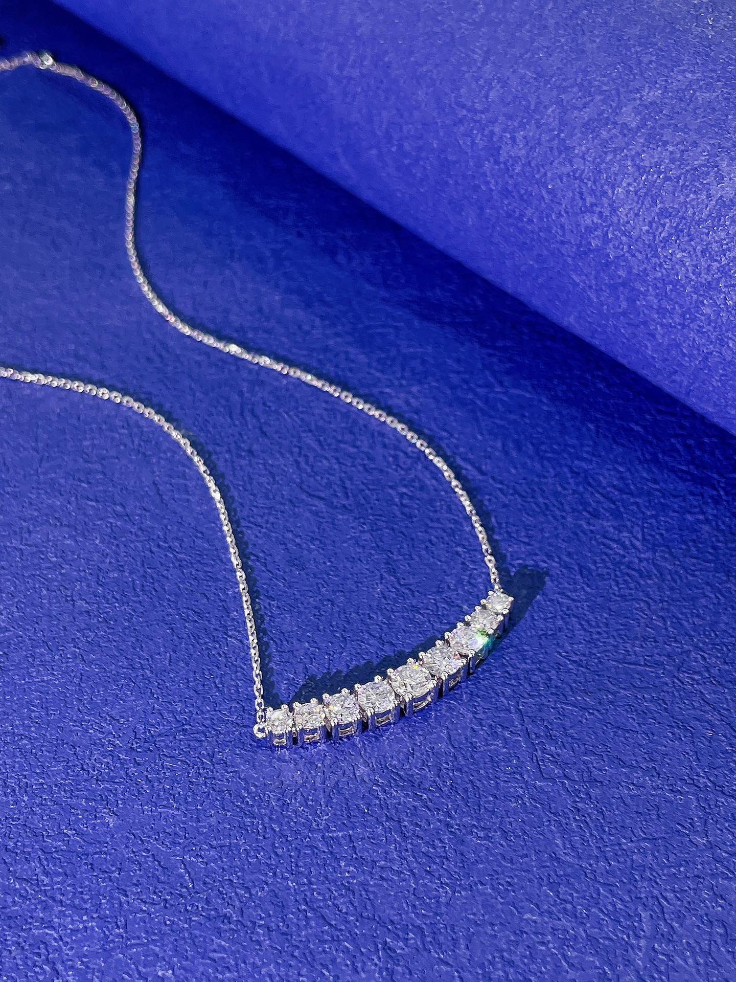 18K Cultured Diamond Nine-Stone Smile Necklace – Elegant Jewelry Piece - 图片 4