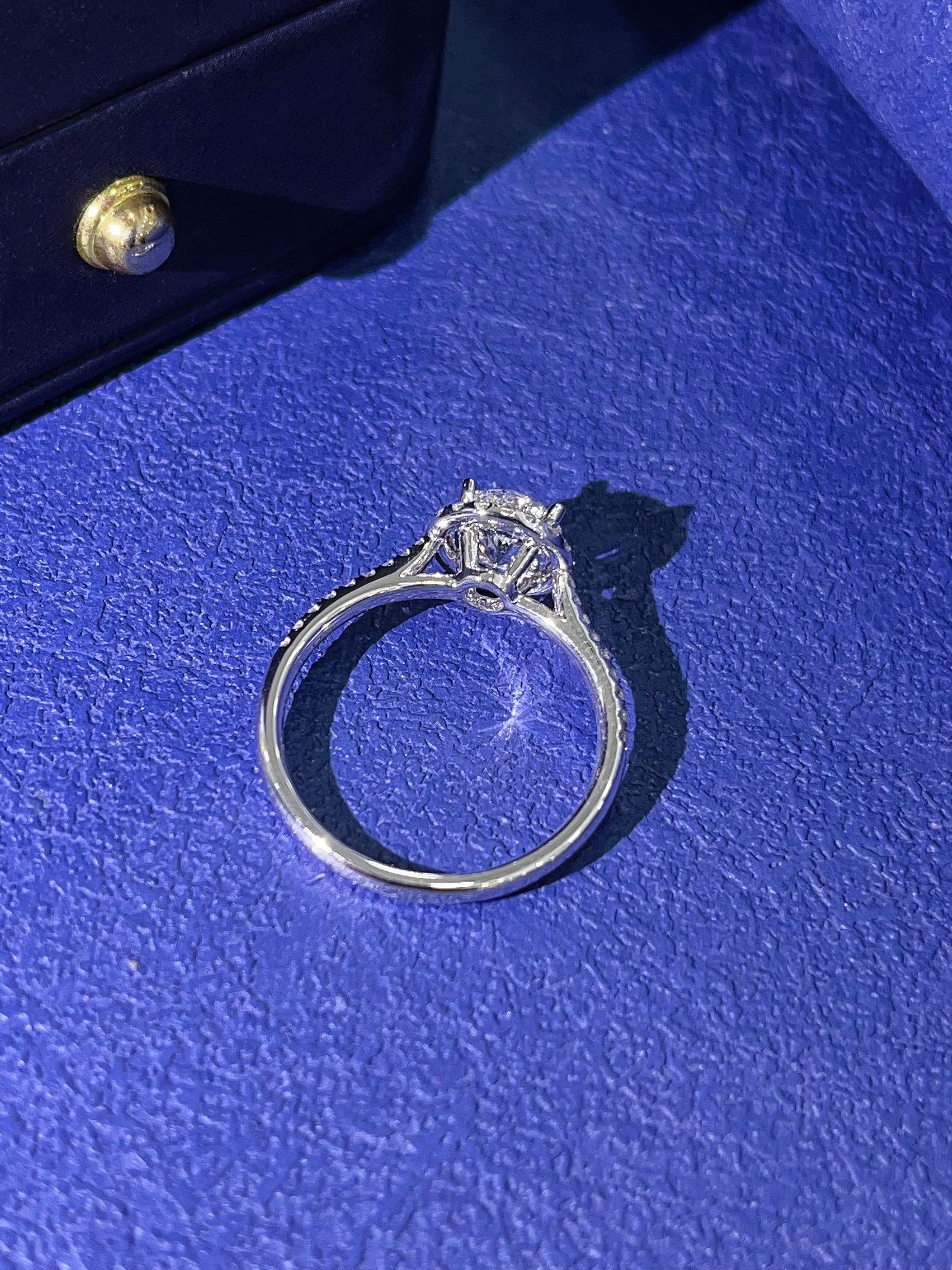 18K Cultured Diamond Round Solitaire Ring with Pavé Setting | Premium Jewelry - 图片 4