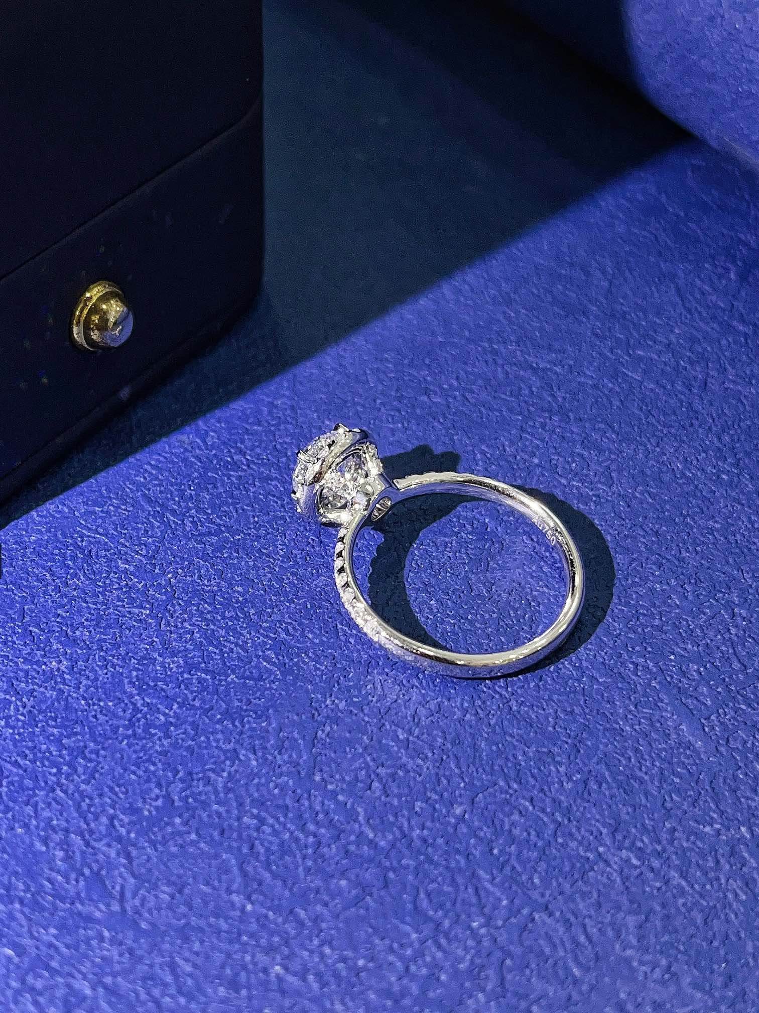 18K Cultured Diamond Round Solitaire Ring with Pavé Setting - 图片 4