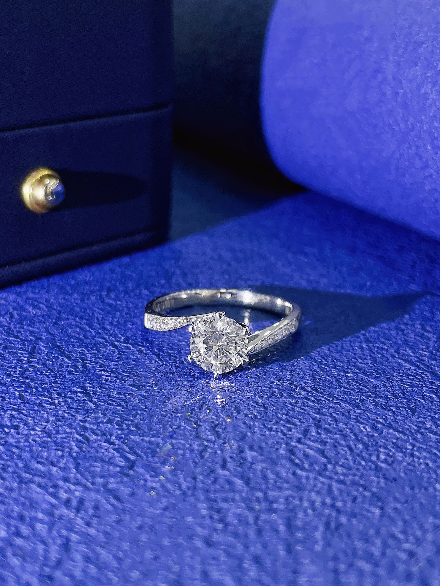 18K Cultured Round Diamond Six-Prong Twisted Arm Ring - Premium Jewelry - 图片 4