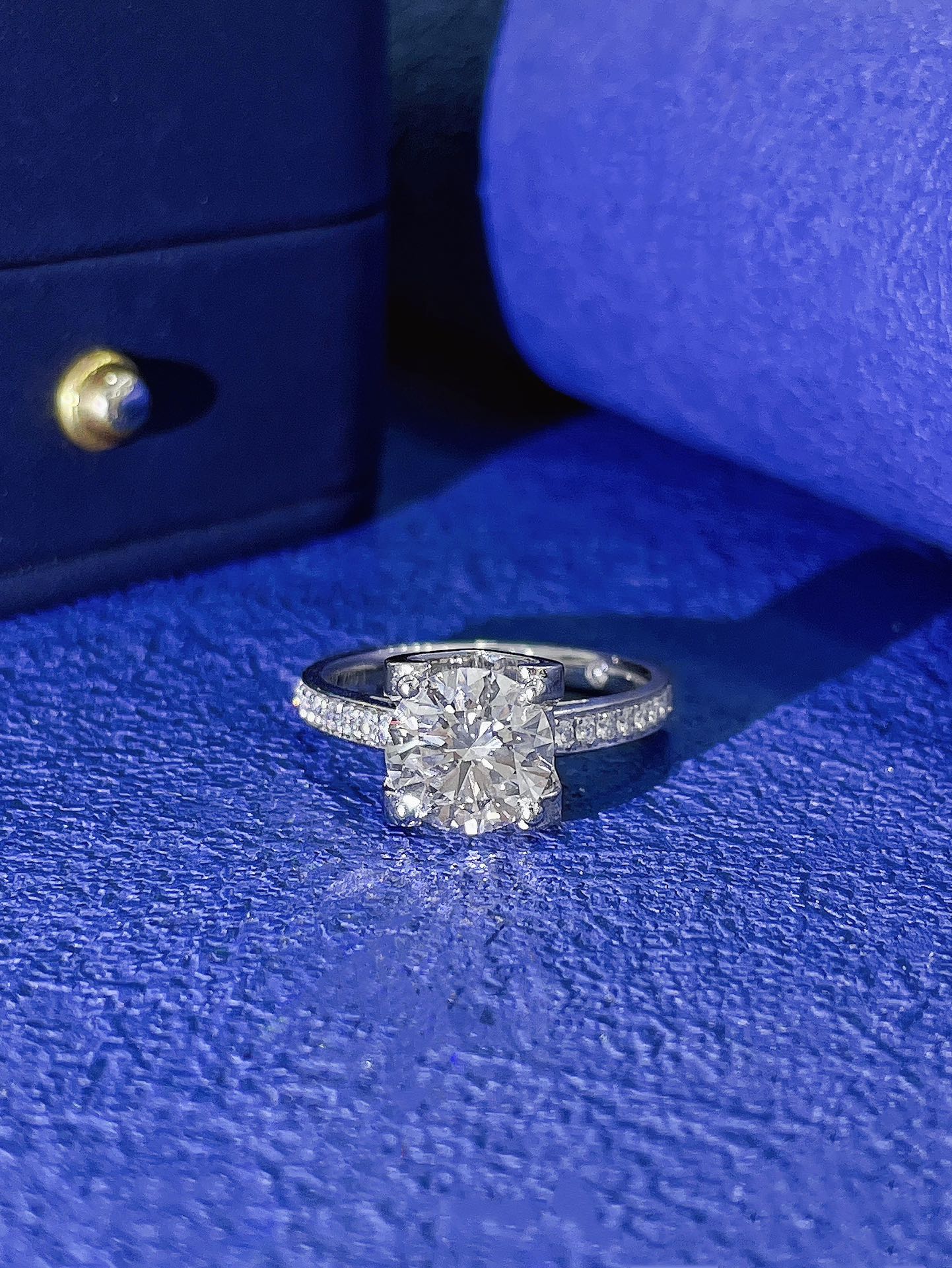 18K Cultured Round Diamond Bullhead Straight Arm Ring - Luxury Jewelry - 图片 4