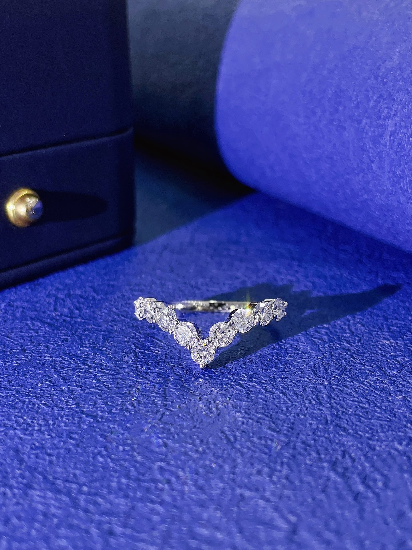 18K Cultured Diamond Round V-Shaped Ring - A Luxurious Jewelry Choice - 图片 4