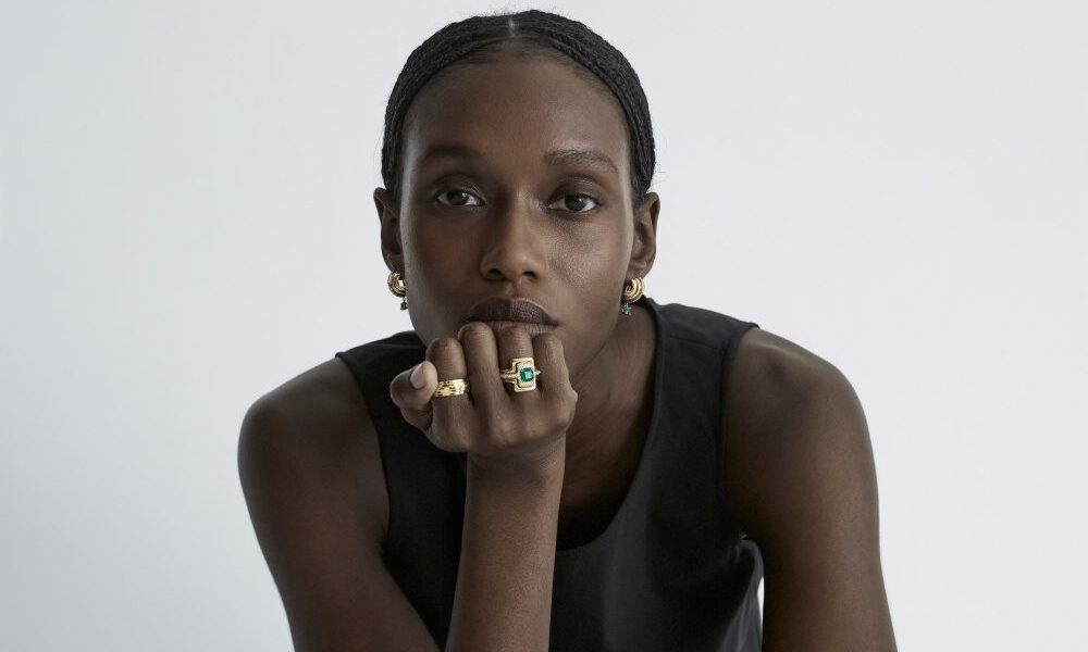 gemfields和āzlee一起为胶囊组