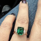 我爱我的喉咙！翡翠和粉红色的金色实验室