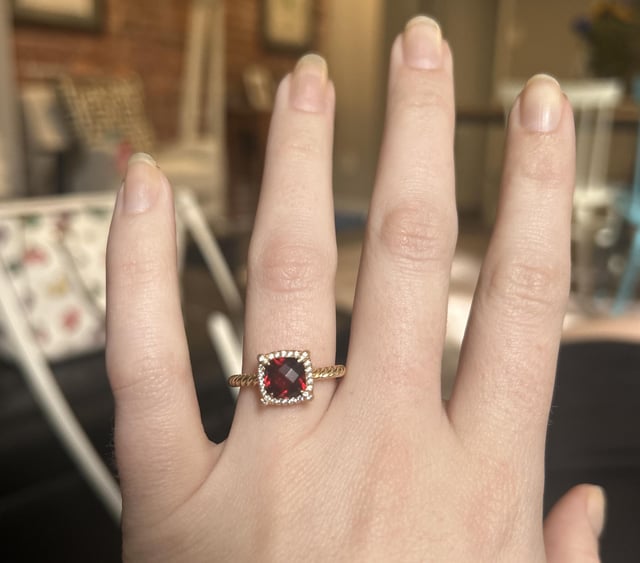 戴维·尤尔曼（David Yurman）为毕业提供了昂贵的戒指，她破裂了！正常吗？