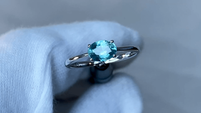 带有蓝色锆石7x5 mm的银色发作