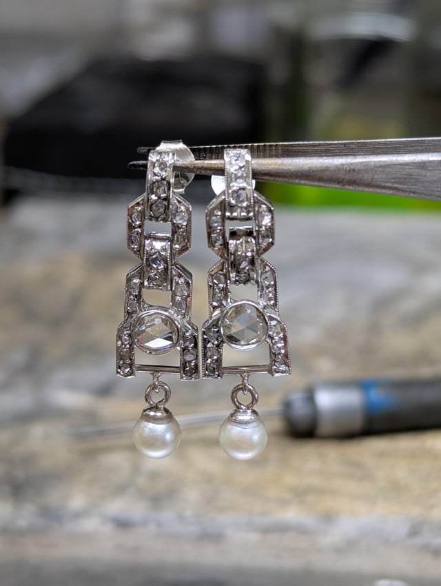 用旧手表手镯制作这些耳环。