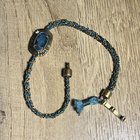 在人行道上发现的手镯