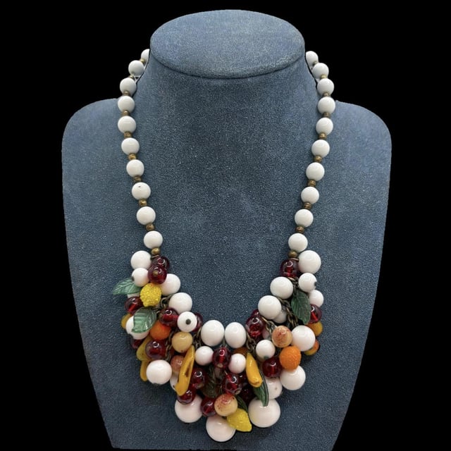 五十年代的牛奶玻璃和水果沙拉的复古