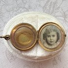 这所房子永远带来了甜美的精神，我希望有人可以帮助我发现她的故事