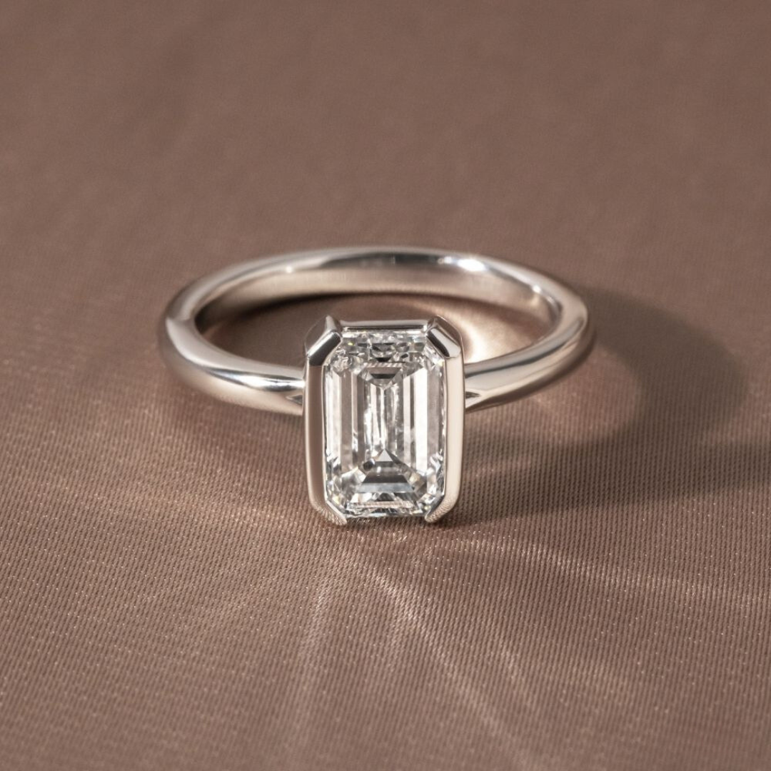 冷祖母绿钻石戒指 -  2025年最受欢迎的情节