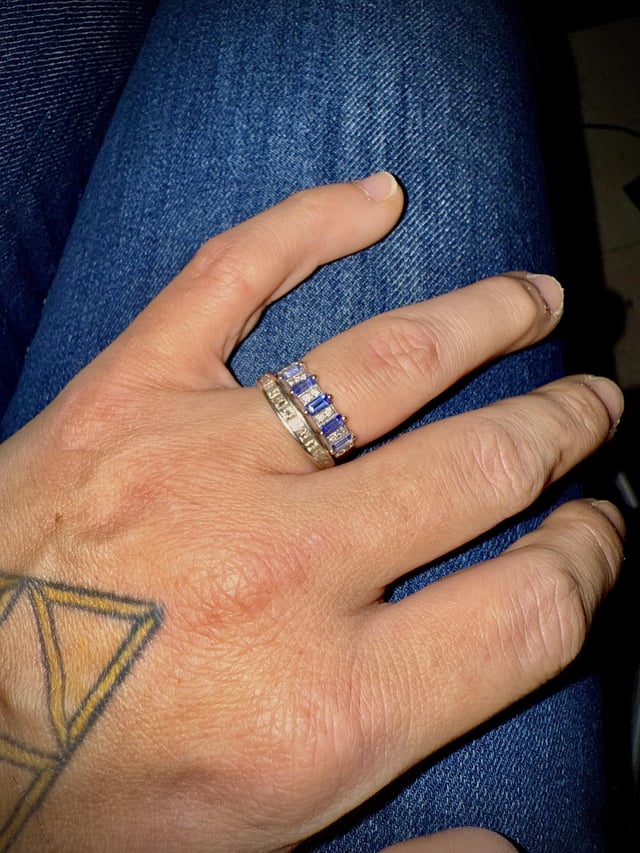 参加 - 两个结婚戒指！