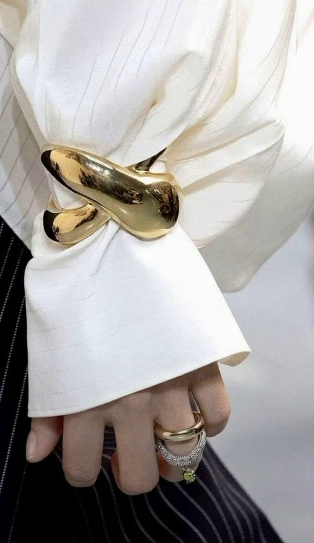 谁能帮助定义这些手镯和戒指的时代或风格？旧风格的葡萄酒还是受到启发？