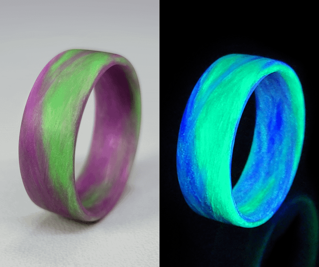 光与黑暗中的紫色和绿色戒指