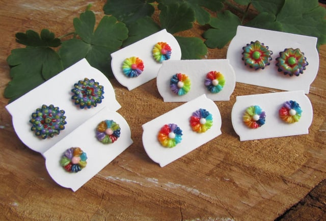 早上好！我制作了黛西彩虹耳环。