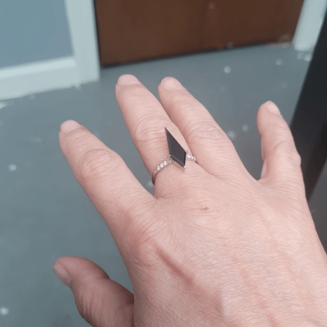 我今天收到了戒指。它很漂亮，我不能停止看着它。杰伊和他的团队加深，清晰，专业。 5个推荐的星星。谢谢Avideri✨