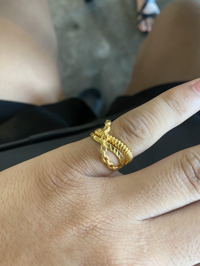 这个金戒指的设计对男人来说太女性化了吗？