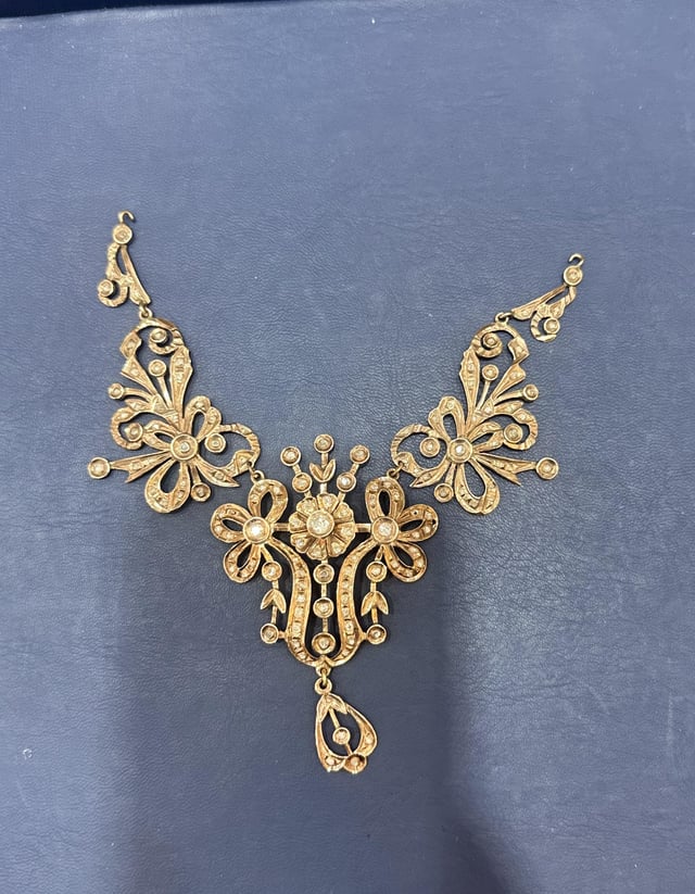 珠宝商向我提供了这一点 - 关于其起源的想法或它可以评估的方式？