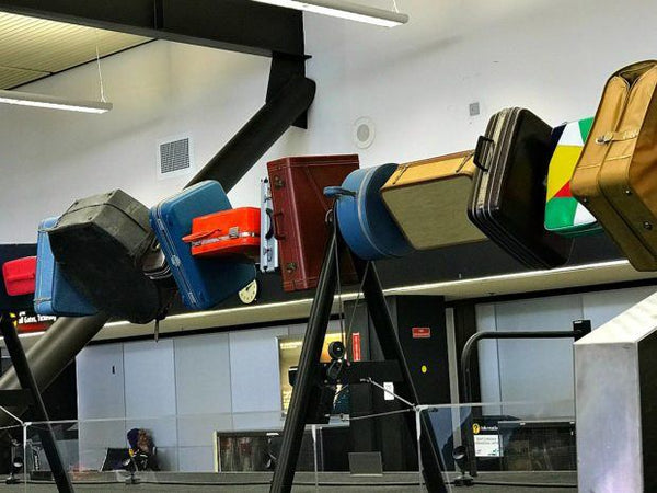 检查这个巨人 "卡佩利行李"呢