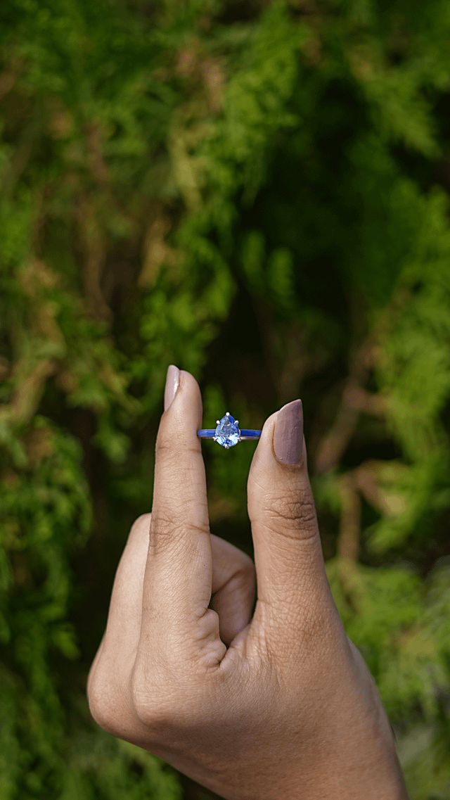 蓝色蓝宝石环用梨涂上牙釉质涂层胶带