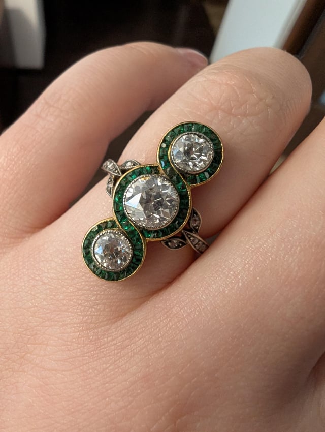 1920年代的头发戒指。钻石和祖母绿