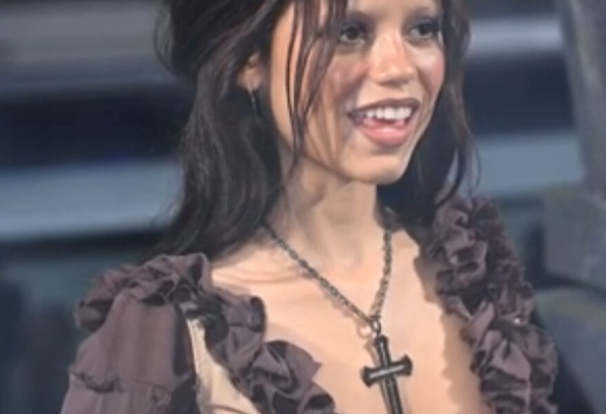 珍娜·奥尔特加（Jenna Ortega）的珠宝在星期三的第一个巴黎人期间散发出哥特式魅力