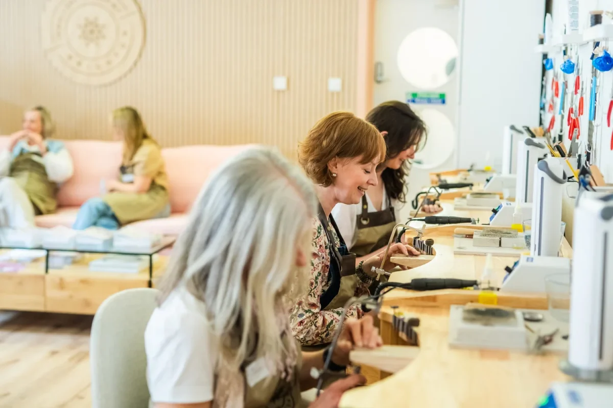 与安娜·坎贝尔（Anna Campbell）和林恩·鲍威尔（Lynn Powell）一起出售珠宝研讨会的10个技巧（播客） - 珠宝商学院