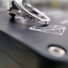 天然钻石订婚戒指手工雕刻白金。
