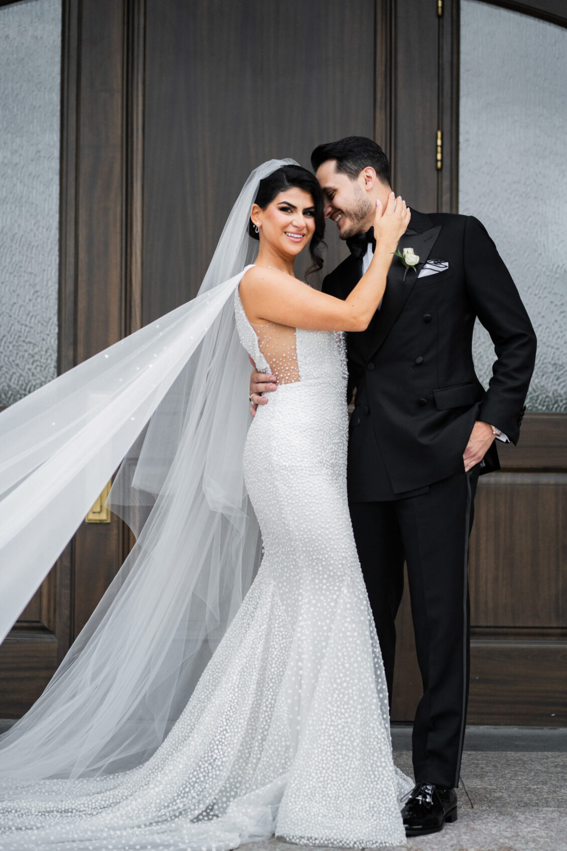 浪漫和文化是这个戏剧性的婚礼概念的核心〜Wedluxe Media