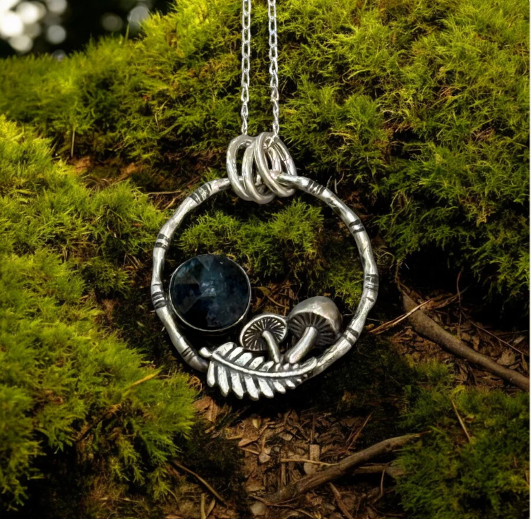 在银色珠宝的基础内，带导师劳拉-Jayne（播客的情节） - 珠宝商学院