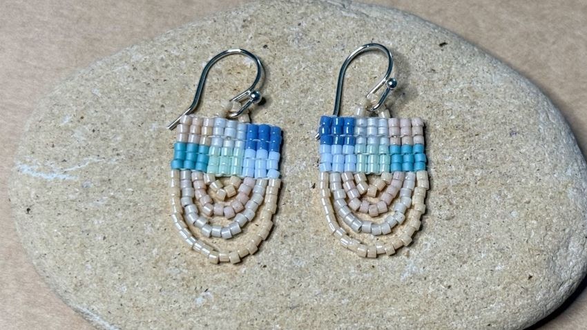 正方形的耳环带有循环的边缘 - 免费珍珠图案