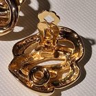 惊讶地剪着耳环？