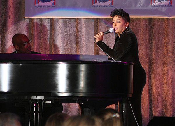 音乐星期五：Anita Baker从1988年的“ Profific Inestim”中唱着珠宝的爱