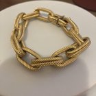 它有助于确定经典的Unoaerre手镯