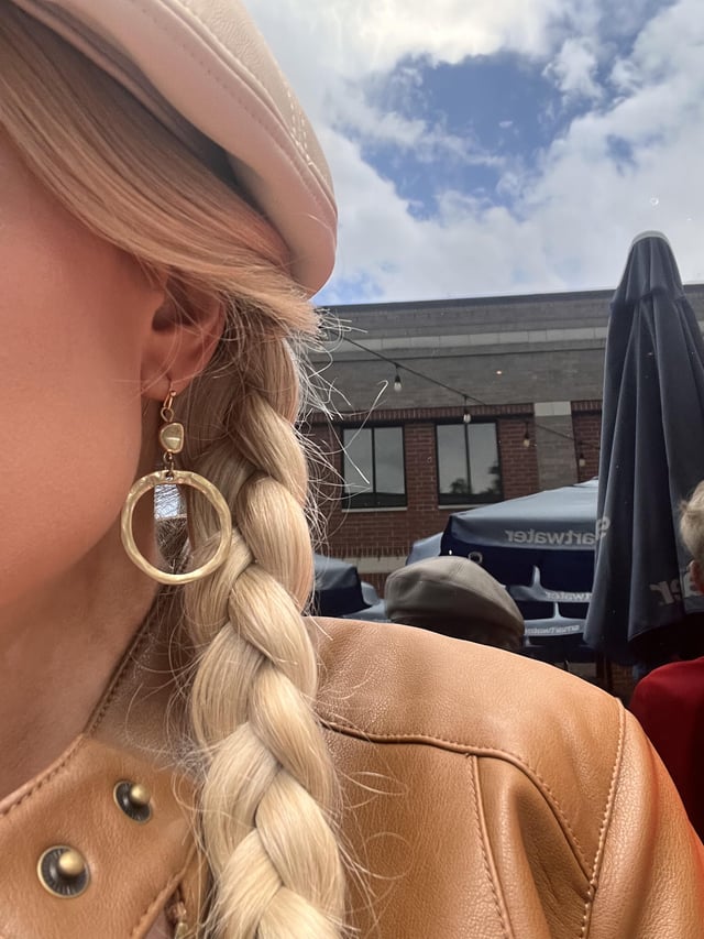 我喜欢支持当地的珠宝商人。这个周末，我在当地的手工艺品博览会上抓住了他们。她用回收的珠宝制作了它们。