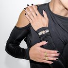 这款异想天开的珍珠戒指是我的第一个设计。我觉得是时候设计一款手镯和耳环来陪伴她了。