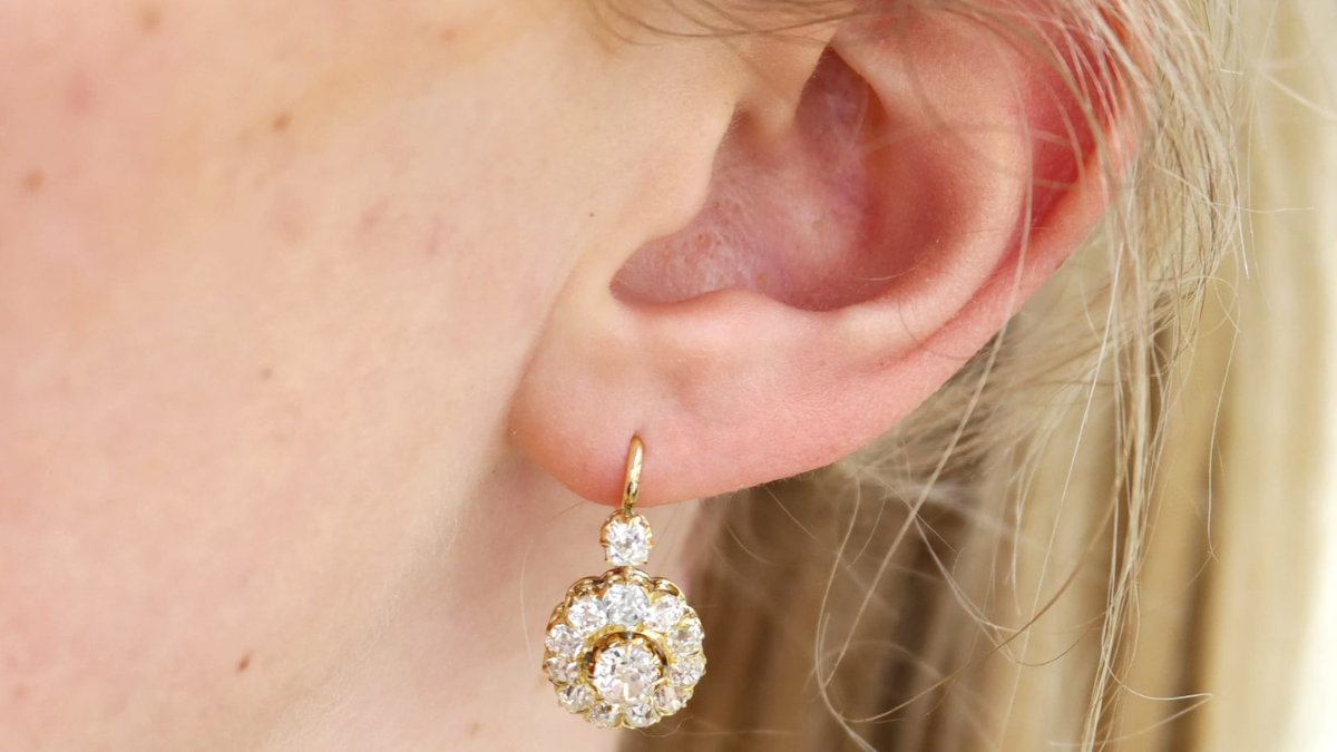 选择与发髻闪闪发光的耳环