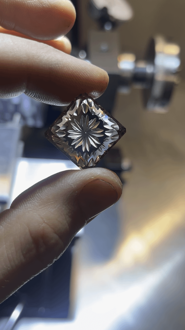 玫瑰驱动宝石车床。