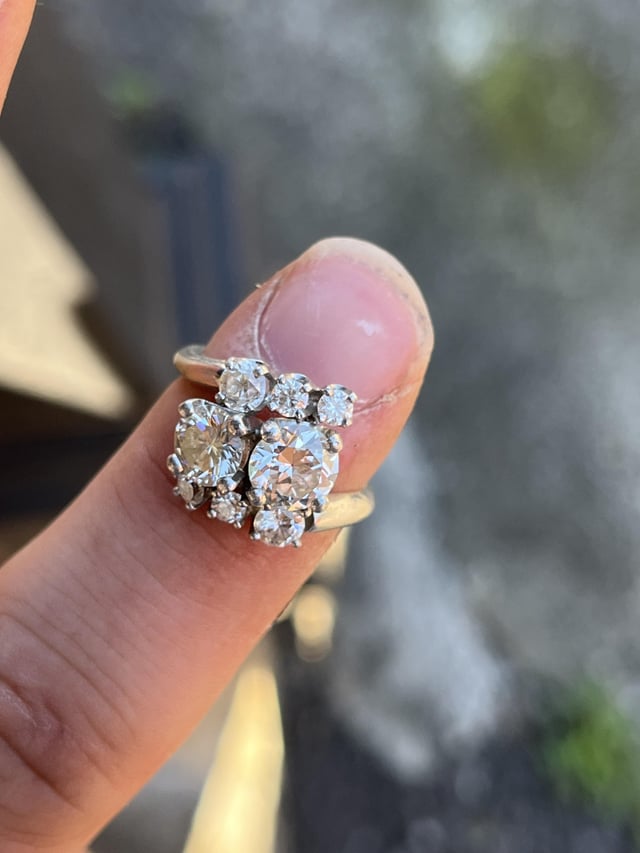 我在储藏室里发现的这枚铂金钻石戒指刚刚估价17k。我把它送去拍卖，他告诉我他预计能得到估价的 15%。我在这个单位上赚了 6,000 美元，这只是肉汁。我应该怎么办？