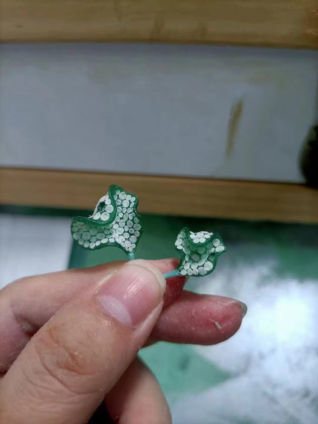 您已经练习过手工雕刻蜡花瓣：有什么技巧可以使曲线更柔和吗？