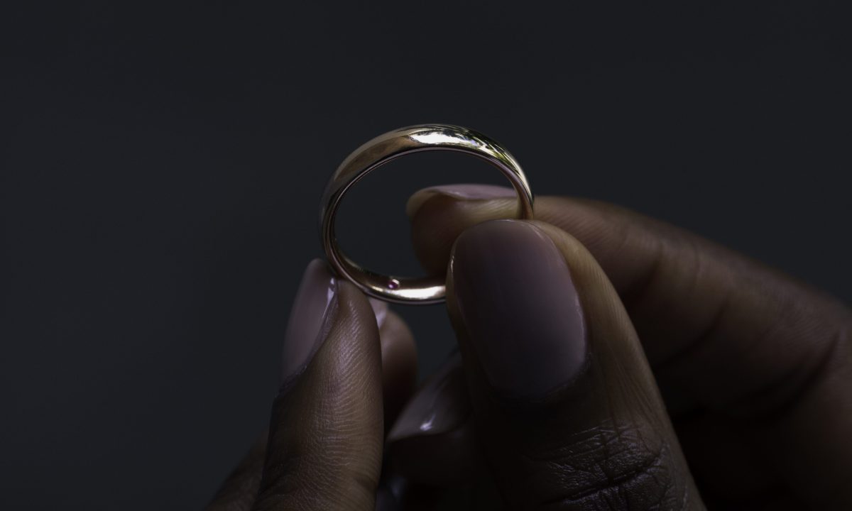 Taylor 和 Hart 发现 70% 的订婚戒指钻石是实验室培育的