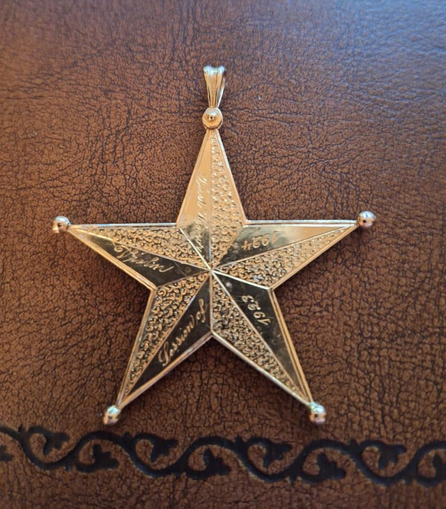 我继承了一颗 14 克拉的金星，这是一枚 1923 年的大学奖章。