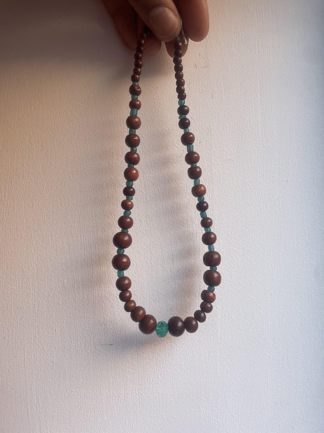 我几天前做了一条重新加工的刺绣项链。