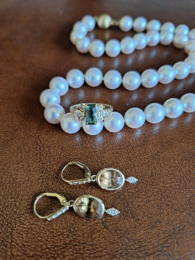 我买了这枚漂亮的碧玺戒指，几天前珠宝商在这里发布了它。这就是我决定设计它的方式！