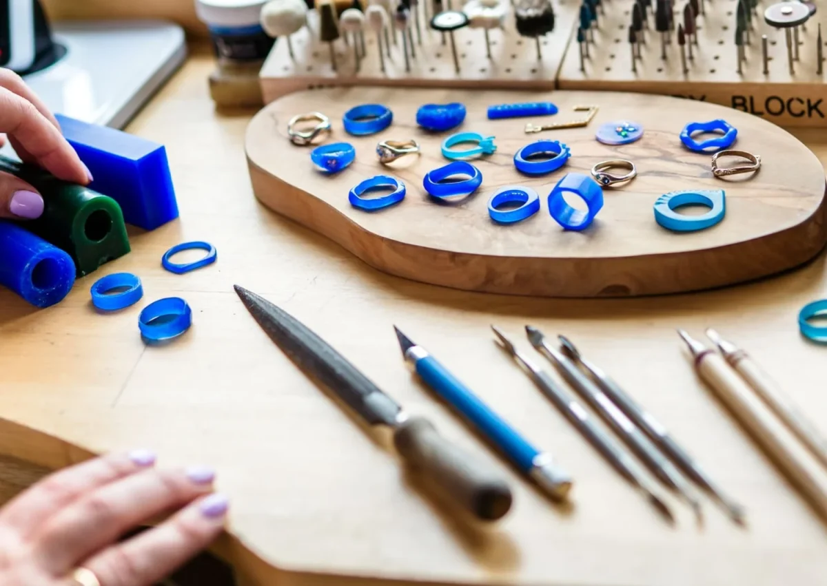 与三位鼓舞人心的珠宝艺术家一起探索蜡制珠宝 — Jewelers Academy